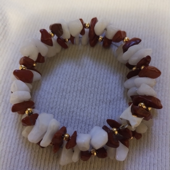 Vintage jewelry lot w/Avon necklaces - Picture 4 of 9